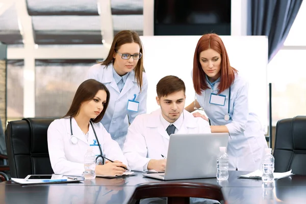 Trabalhadores médicos que trabalham na sala de conferências — Fotografia de Stock