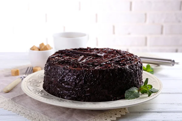 Lezzetli çikolatalı kek masada nane ile yakın çekim