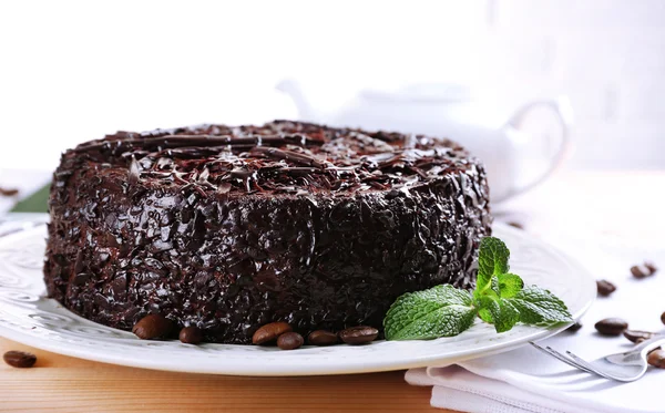 Sabroso pastel de chocolate con menta en la mesa de cerca — Foto de Stock