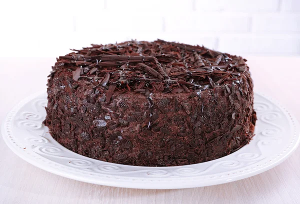 Tuğla duvar zemin üzerine masada lezzetli çikolatalı kek