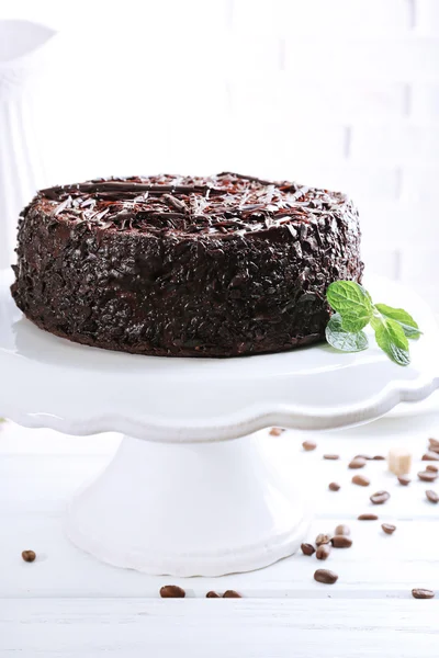 Smakelijke chocolate cake met munt op tafel close-up — Stockfoto