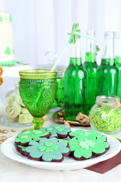 Složení pro St Patrick den s sladkosti a nápoje na tabulce na pozadí tkaniny — Stock fotografie