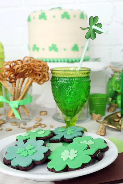 Composition for St Patrick Day with sweets and drinks on table close up — Stock Photo, Image