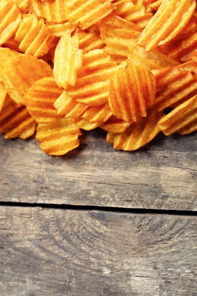 Delicious potato chips on wooden table close-up — Stock Photo, Image