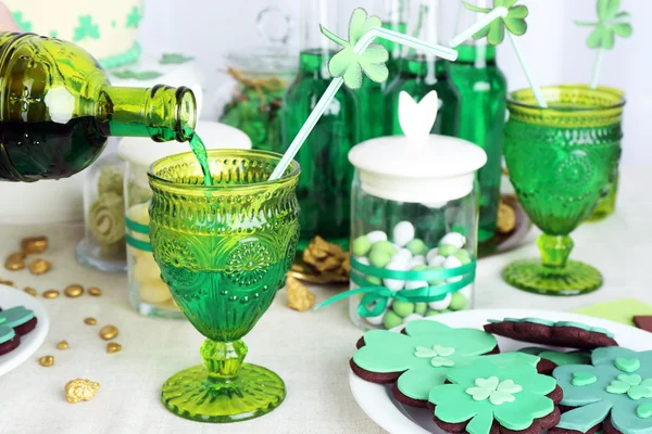 Composition for St Patrick Day with sweets and drinks on table close up — Stock Photo, Image