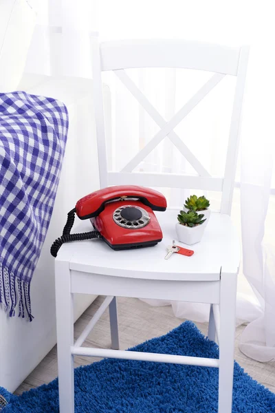 Retro telefoon op stoel in de kamer — Stockfoto
