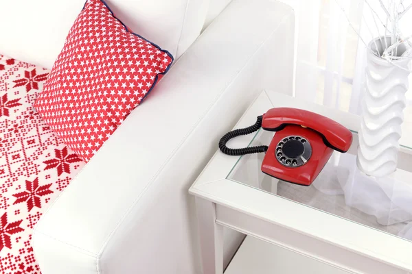 Téléphone rétro sur table de chevet dans la chambre — Photo
