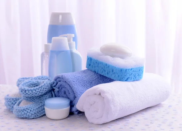 Accesorios para bebés para bañarse en la mesa sobre fondo claro — Foto de Stock