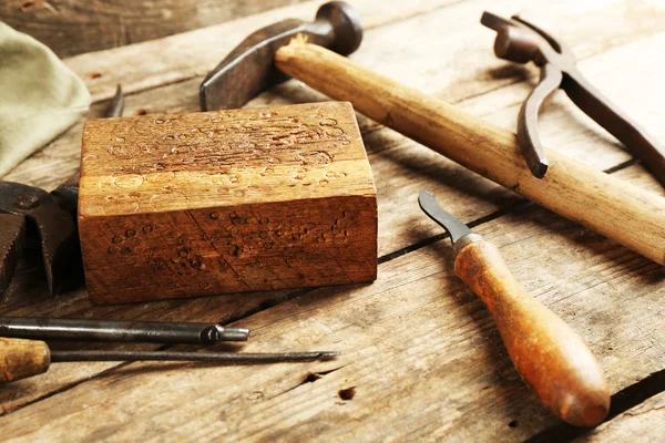 Craft tools på bordet på nära håll — Stockfoto