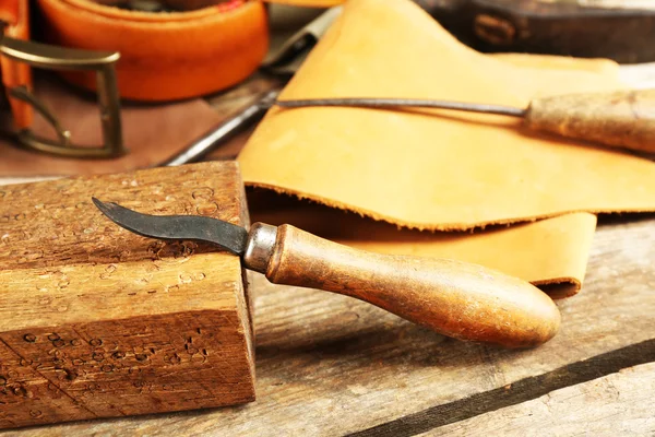 Kůže a řemeslné nástroje na stole zblízka — Stock fotografie