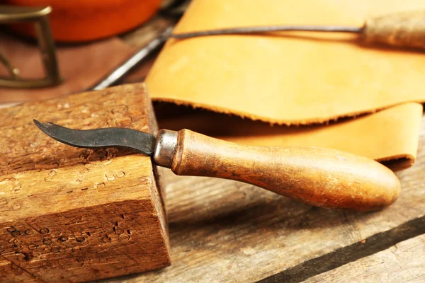 Herramientas de cuero y artesanía en la mesa de cerca — Foto de Stock