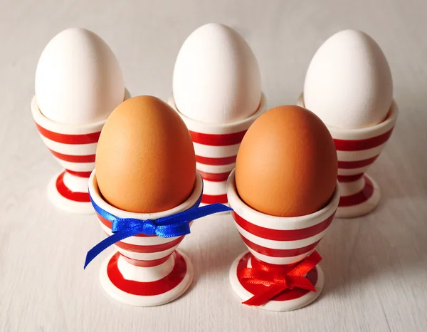 Варені яйця в тримачах на світлому фоні — стокове фото