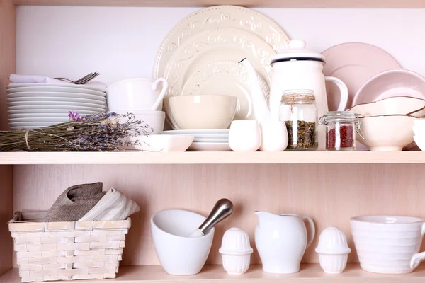 Кухонные принадлежности и посуда на полках — стоковое фото