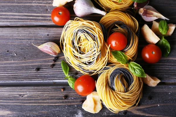 Massa crua com queijo e legumes em fundo de madeira — Fotografia de Stock