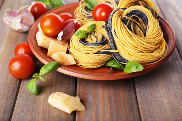 Pasta cruda con queso y verduras en el plato en la mesa de cerca —  Fotos de Stock