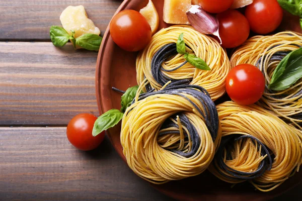 Ham pasta peynir ve masada tabakta sebze ile yakın çekim — Stok fotoğraf