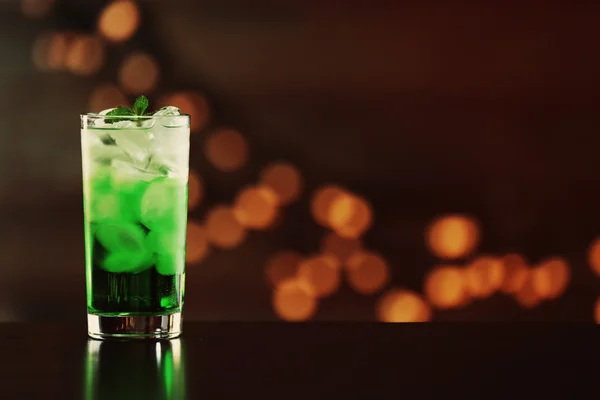 Cocktail verde sul tavolo su sfondo marrone — Foto Stock