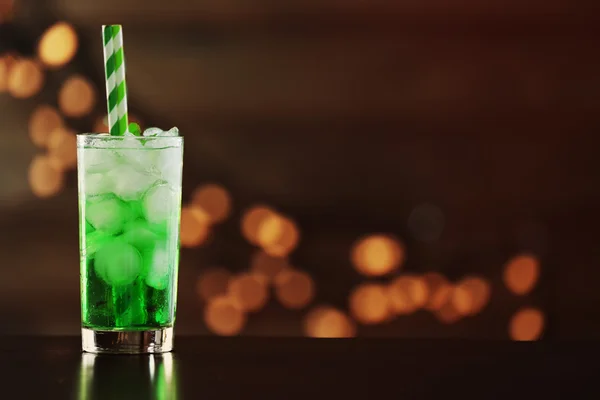 Zelený koktejl na stole na hnědé pozadí — Stock fotografie