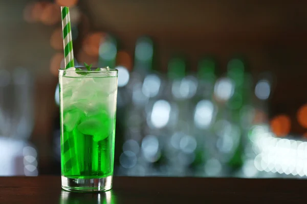 Grüner Cocktail auf Tisch vor dunklem Hintergrund — Stockfoto