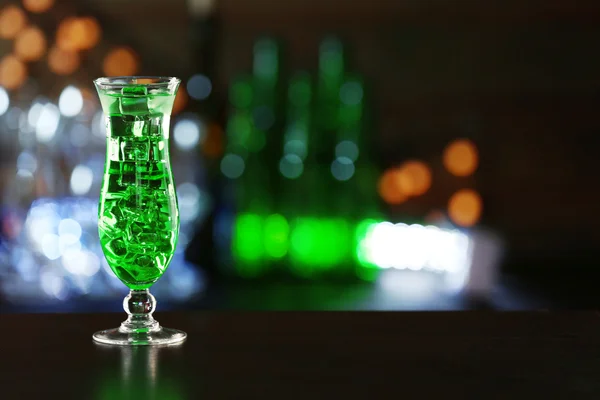 Zielony koktajl na stole na ciemnym tle — Zdjęcie stockowe