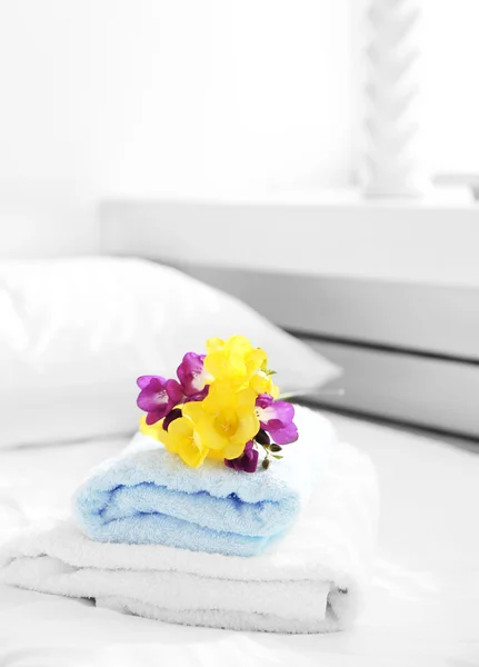 Freesias bonitas coloridas em toalhas frescas no hotel, close-up — Fotografia de Stock