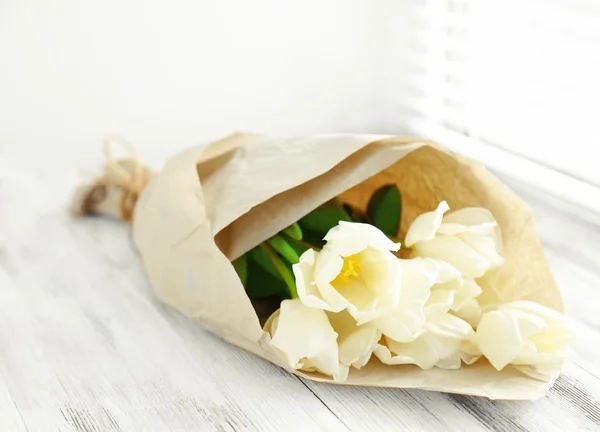 Weiße schöne Tulpen auf Holzfensterbank — Stockfoto