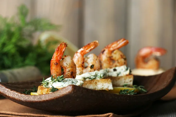 开胃菜烤面包片与虾和柠檬上表板上的关闭 — 图库照片