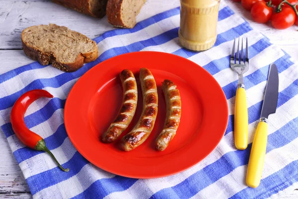 Masada plaka üzerinde ızgara sosis yakın çekim