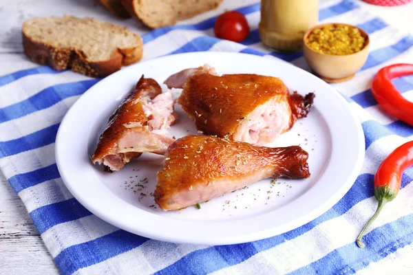 Rökt kyckling med grönsaker på tallriken på bordet på nära håll — Stockfoto