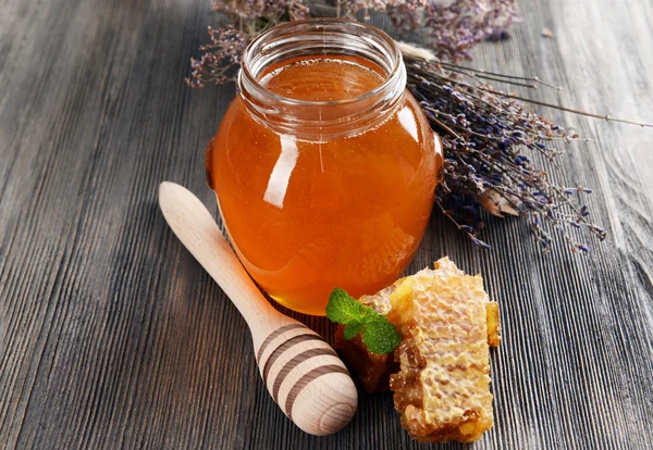 Deliciosa miel con panal en primer plano de la mesa —  Fotos de Stock