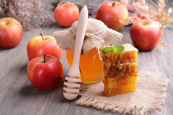 Köstlicher Honig mit Apfel auf dem Tisch aus nächster Nähe — Stockfoto