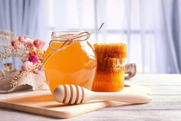 Νόστιμο μέλι στο τραπέζι επάνω ελαφρύς υπόβαθρο — Φωτογραφία Αρχείου