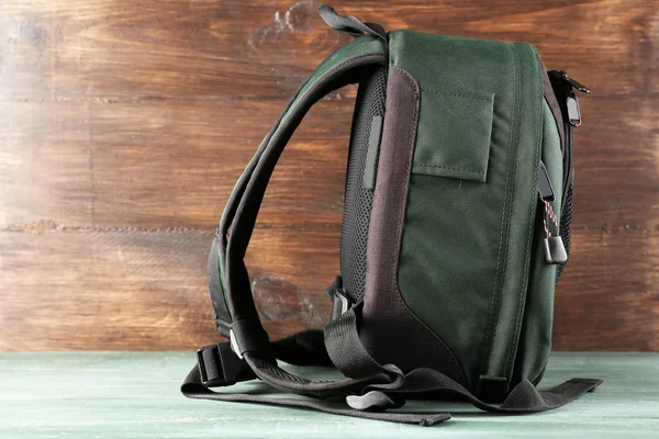 Ahşap arka plan üzerinde sırt çantası — Stok fotoğraf
