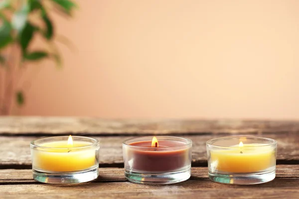 Hermosa composición de spa sobre mesa de madera, sobre fondo marrón — Foto de Stock