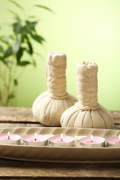 Prachtige spa samenstelling op houten tafel, op groene achtergrond — Stockfoto