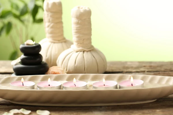 Prachtige spa samenstelling op houten tafel, op groene achtergrond — Stockfoto