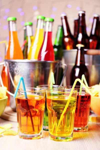 Mesa preparada com bebida para festa — Fotografia de Stock