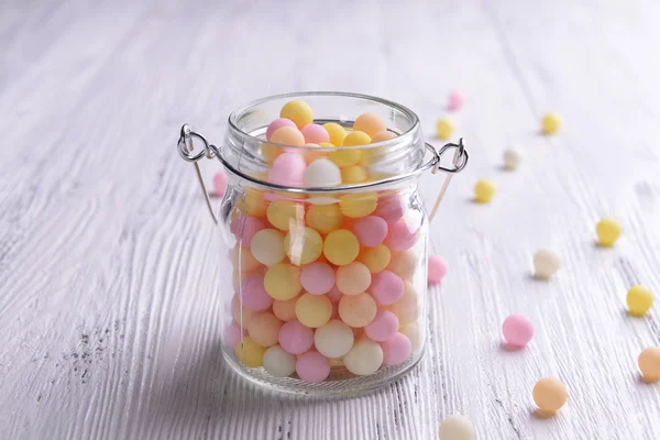 Jar tablo yakın çekim üzerinde renkli çikolata