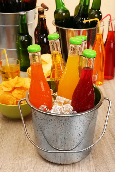 Накрытый стол с напитками для вечеринки — стоковое фото