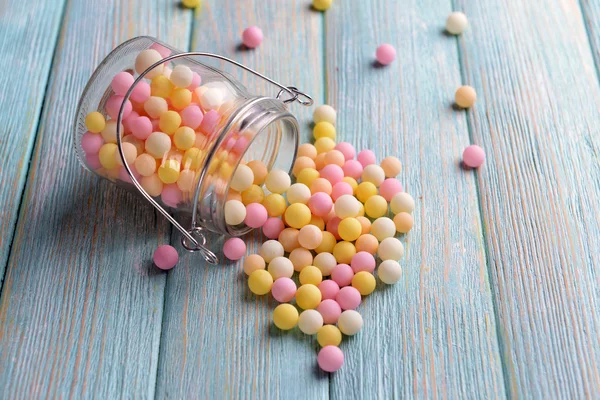 Bunte Streusel auf Glas auf Tisch in Großaufnahme — Stockfoto