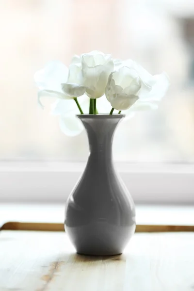 Hermosos tulipanes en jarrón en alféizar de ventana —  Fotos de Stock