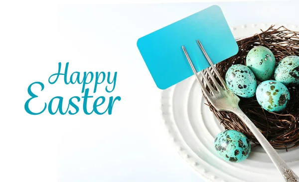 Paskalya kartı ve Paskalya yumurtaları, üzerinde beyaz izole ile sofra — Stok fotoğraf