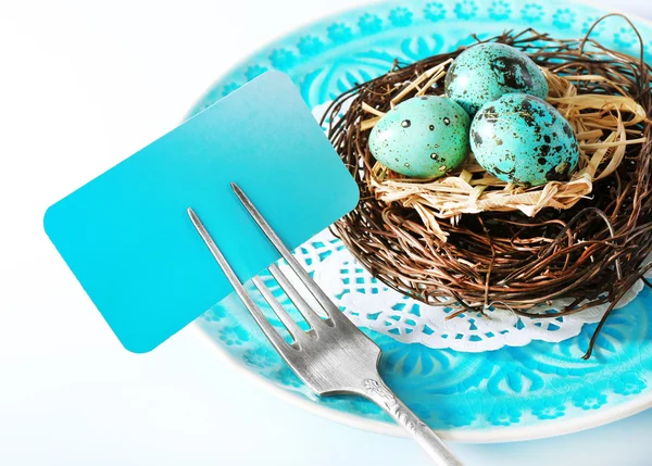 Definição de mesa de Páscoa com cartão vazio e ovos de Páscoa, isolados em branco — Fotografia de Stock