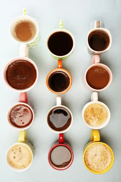 Nombreuses tasses de café sur la table, vue de dessus — Photo