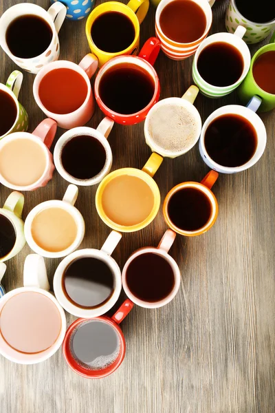 Sok csésze kávé a fa asztalon, felülnézetből — Stock Fotó