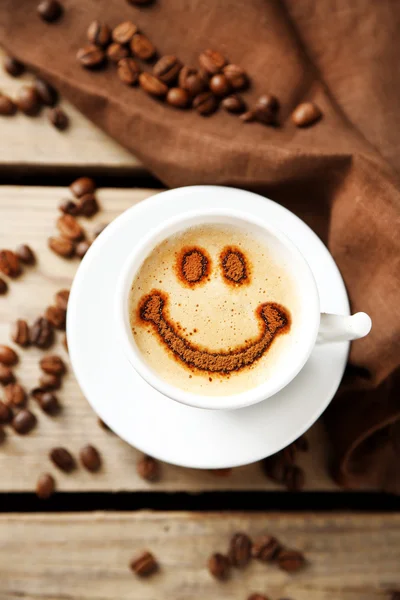 Xícara de café na velha mesa de madeira — Fotografia de Stock