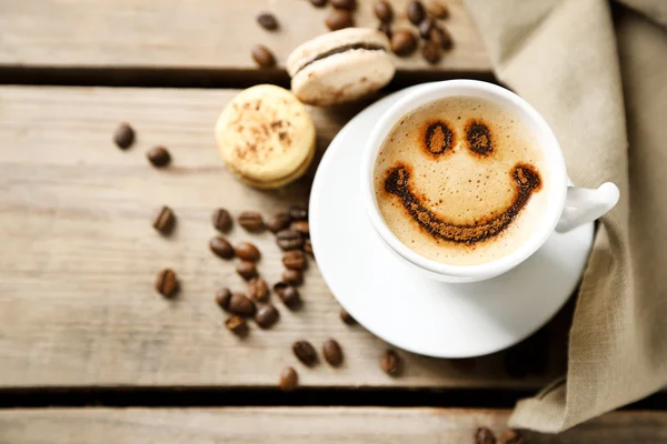 Cup of coffee  and macaroons on old wooden table — Stock Photo, Image