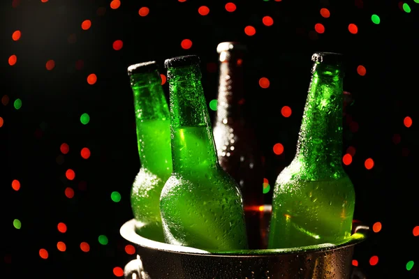 Üveg sör fém vödröt, a sötét-világos háttér — Stock Fotó