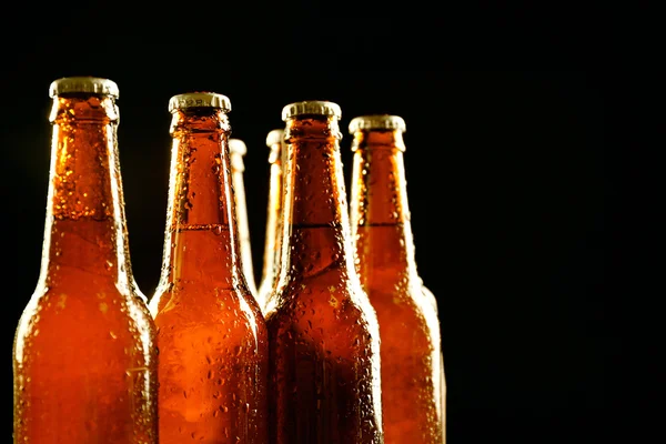 Botella de vidrio de cerveza sobre fondo oscuro — Foto de Stock