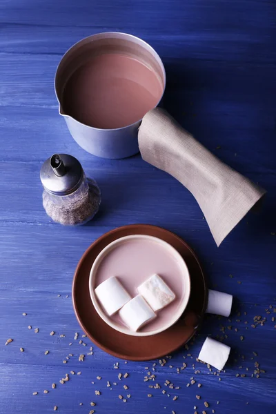 Copo de cacau com marshmallows na cor de fundo de madeira — Fotografia de Stock